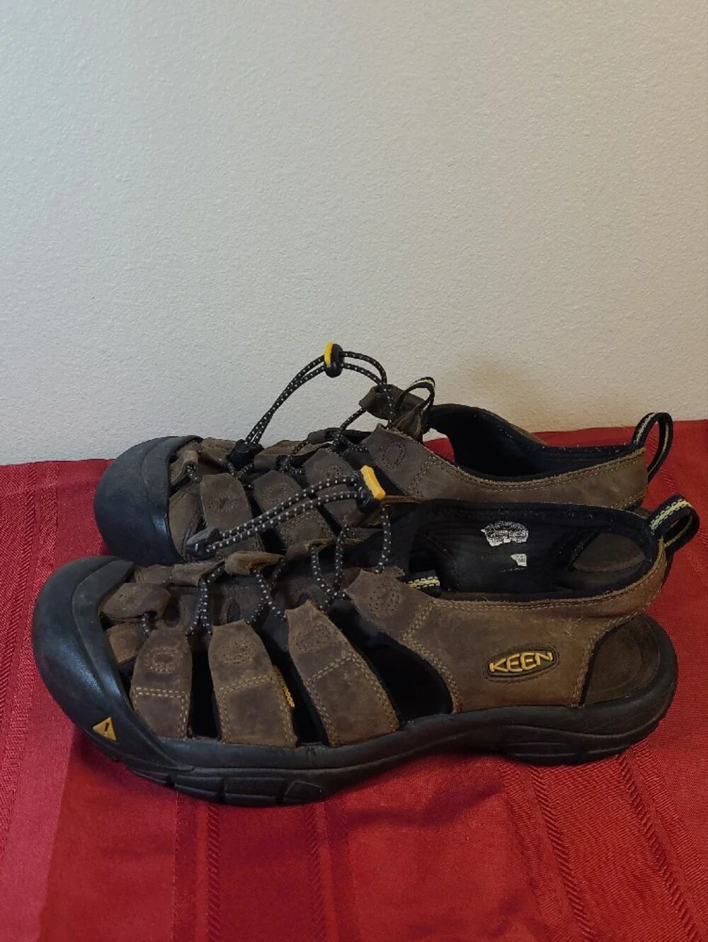 Keen Newport H2 Brown Men Closed-Toe Leather Hiking Sandals with Yellow Accents